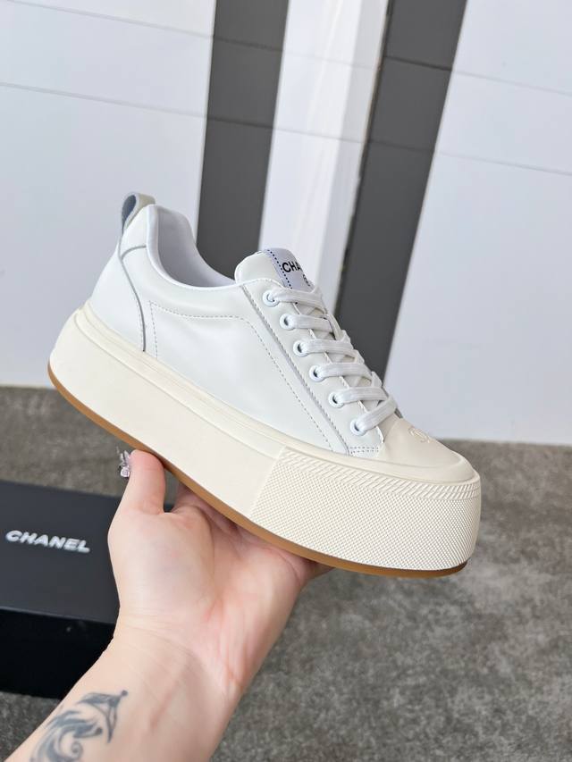 冲量价: 厚底皮面 Chan*L 早春新款王炸爆款大头鞋 小香C家新款系带休闲鞋 板鞋 运动鞋 随手拍都超好看的热门单品 网红秀图一波接一波本季必入款 酷帅呆萌
