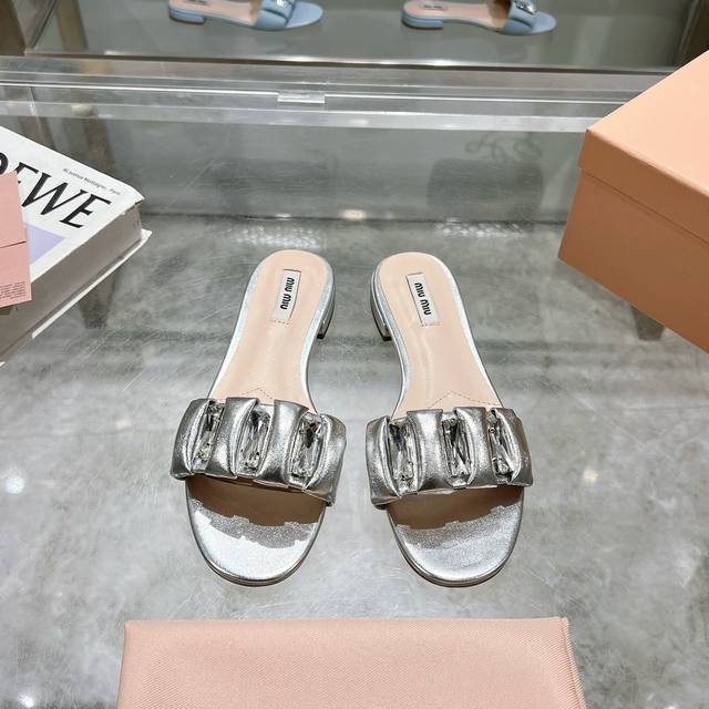 冲量价: 顶级版本 Miumiu谬谬2025春夏新款镶钻一字拖鞋 可甜可盐的喵喵女孩 简约设计的鞋面给这款凉拖增添不少少女心。 原版 1：1开发，各大明星 网红