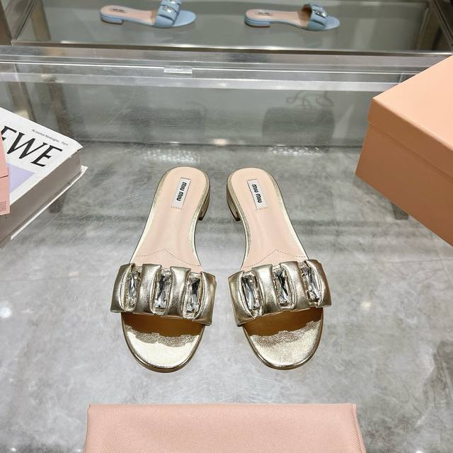 冲量价: 顶级版本 Miumiu谬谬2025春夏新款镶钻一字拖鞋 可甜可盐的喵喵女孩 简约设计的鞋面给这款凉拖增添不少少女心。 原版 1：1开发，各大明星 网红