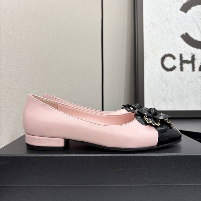 冲量价: Chanel｜香奈儿小香25C早春新品 山茶花系列平底单鞋 这一季山茶花系列真的超美 香奶奶家一贯的优雅名媛气质 高级感十足！上脚非常Nice～ 不管