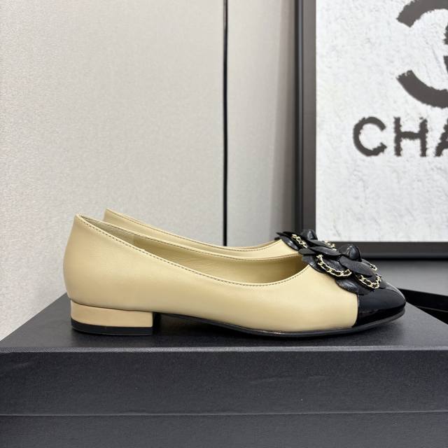 冲量价: Chanel｜香奈儿小香25C早春新品 山茶花系列平底单鞋 这一季山茶花系列真的超美 香奶奶家一贯的优雅名媛气质 高级感十足！上脚非常Nice～ 不管