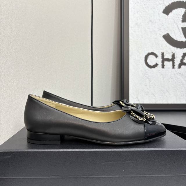 冲量价: Chanel｜香奈儿小香25C早春新品 山茶花系列平底单鞋 这一季山茶花系列真的超美 香奶奶家一贯的优雅名媛气质 高级感十足！上脚非常Nice～ 不管