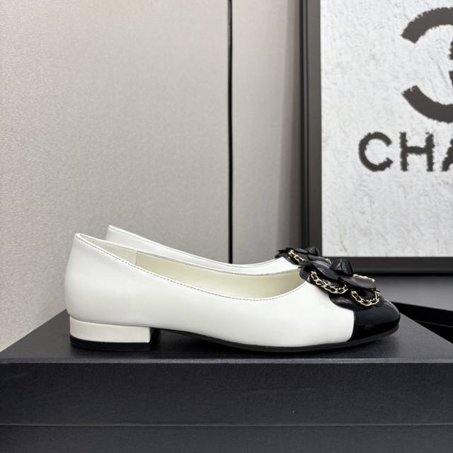 冲量价: Chanel｜香奈儿小香25C早春新品 山茶花系列平底单鞋 这一季山茶花系列真的超美 香奶奶家一贯的优雅名媛气质 高级感十足！上脚非常Nice～ 不管