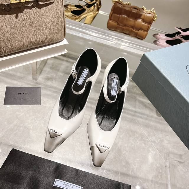 冲量价: Prada 222普拉达新品， Prada22 23Ss“T台秀款”,订购会最火爆的大粗跟,坡跟单鞋、 原版顶级开边珠牛皮制作、3D电子喷绘擦色效果。