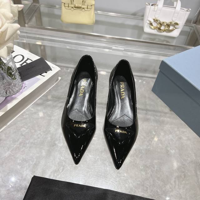 冲量价: Prada 普拉达春夏新品，实力来袭！时髦百搭Nice单品，意大利专柜代购原版鞋开发，1比1照足原味复刻。今年的主题就是不被定义 通过简单简洁体现质感
