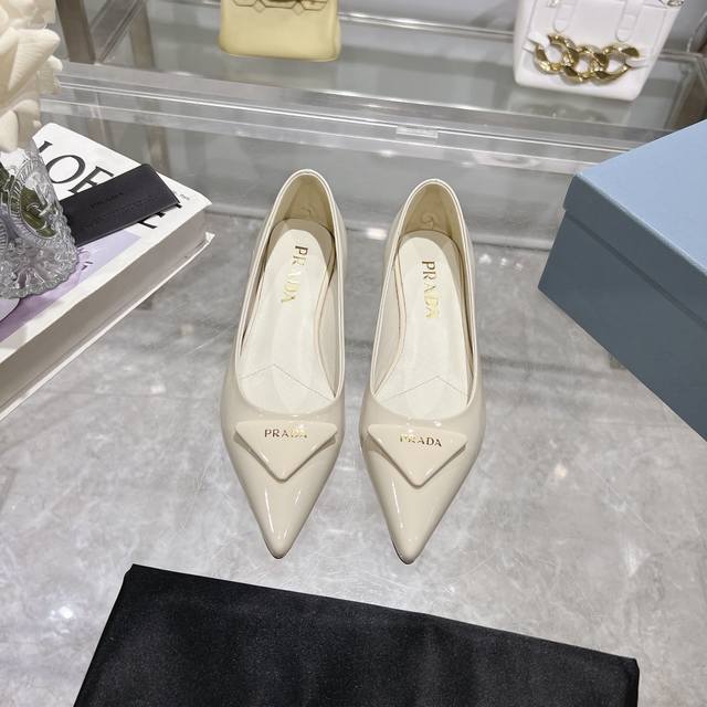 冲量价: Prada 普拉达春夏新品，实力来袭！时髦百搭Nice单品，意大利专柜代购原版鞋开发，1比1照足原味复刻。今年的主题就是不被定义 通过简单简洁体现质感