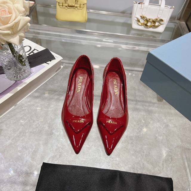 冲量价: Prada 普拉达春夏新品，实力来袭！时髦百搭Nice单品，意大利专柜代购原版鞋开发，1比1照足原味复刻。今年的主题就是不被定义 通过简单简洁体现质感