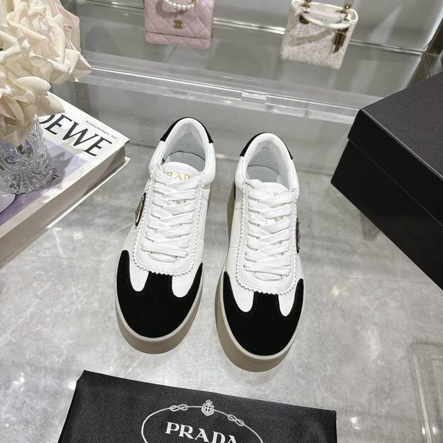 冲量价: Prada普拉达 25新款 厚底 休闲运动鞋 这款运动鞋延续经久不衰的轮廓，是新款经典单品。采用皮革精心制作， 提升格调。款式轻盈，搭配三角扣标志加5