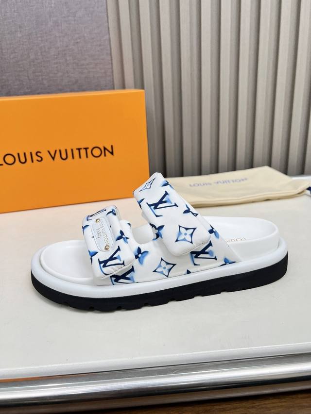 冲量价: Louis Vuitton路易威登春夏新款拖鞋火爆上市，1:1高级定制，秒杀一切仿品，原版开模Logo装饰，既时尚又美观，面料:进口压花丝绸面料，内里