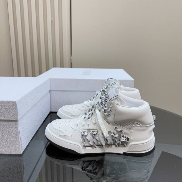 冲量价: 2025系列新品这款 Dior、C ' Est 运动鞋彰显醒目而时尚的风范。精心制作，鞋面侧边镂空设计风格搭配超级时尚，细节也增添一丝优雅气质。轻盈的