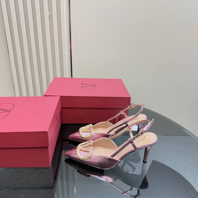 冲量价: Valentin*华伦大V扣凉鞋， 专柜最新系列 25年春夏新款 流光溢彩集美貌与华丽于一体，气场拉满非它莫属 码数：35-39 34、40、41、4