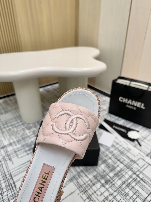 冲量价: 顶级版本 Chanel香奈儿 2025春款 专柜顶级双C凉鞋 这款经典设计；不平凡的双C拥入了多种配色元素 多元化混搭非常好看百搭，上脚非常轻巧 舒适