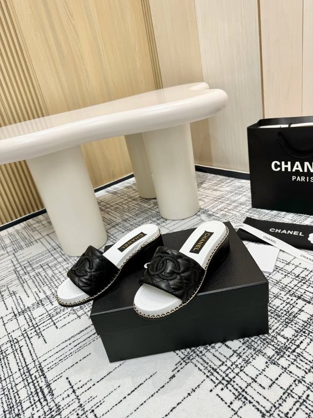 冲量价: 顶级版本 Chanel香奈儿 2025春款 专柜顶级双C凉鞋 这款经典设计；不平凡的双C拥入了多种配色元素 多元化混搭非常好看百搭，上脚非常轻巧 舒适