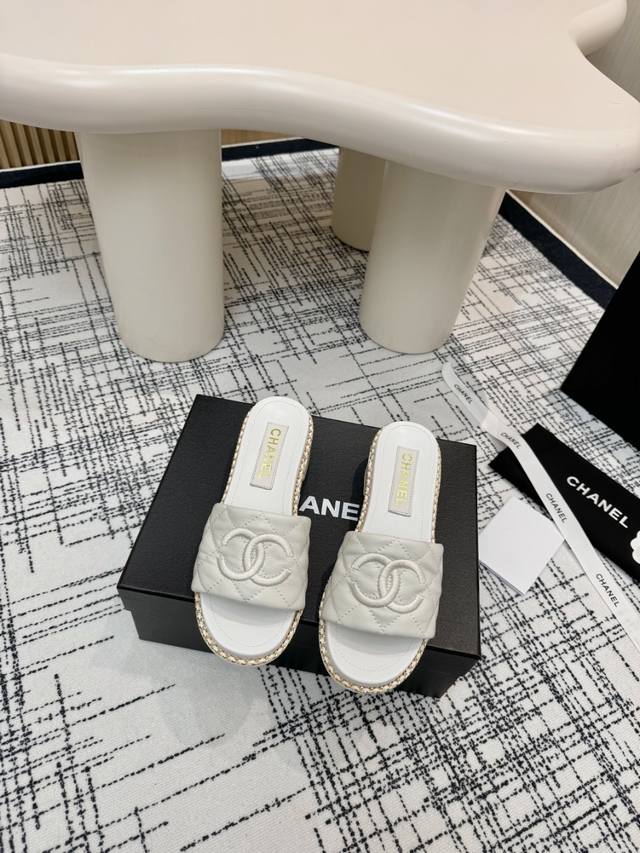 冲量价: 顶级版本 Chanel香奈儿 2025春款 专柜顶级双C凉鞋 这款经典设计；不平凡的双C拥入了多种配色元素 多元化混搭非常好看百搭，上脚非常轻巧 舒适