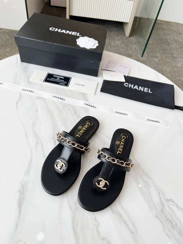 冲量价: Chanel｜小香25春夏新品 双C链条系列夹脚拖鞋凉鞋 链条凉鞋今年的大爆款 已被它的美貌折服得随性自然 又有香家经典的霸道 从皮质到五金满满的高级