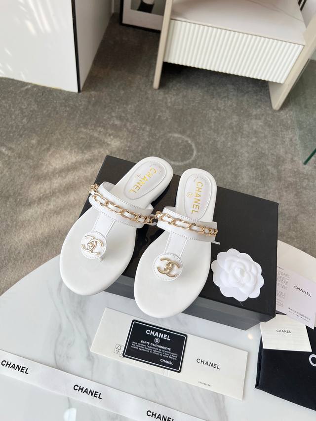 冲量价: Chanel｜小香25春夏新品 双C链条系列夹脚拖鞋凉鞋 链条凉鞋今年的大爆款 已被它的美貌折服得随性自然 又有香家经典的霸道 从皮质到五金满满的高级