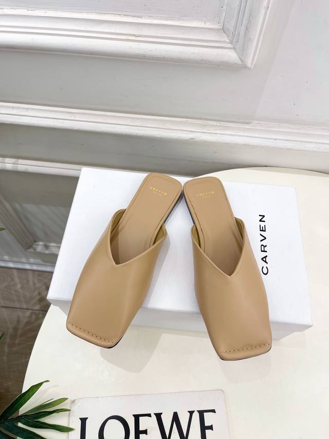 Carven 2025春夏新品 方头穆勒半拖鞋 作为这两年最受欢迎的设计师牌，设计简单、细节巧妙、清新脱俗！ 不想满大街撞款的可以看看这个品牌，比较小众却又是那