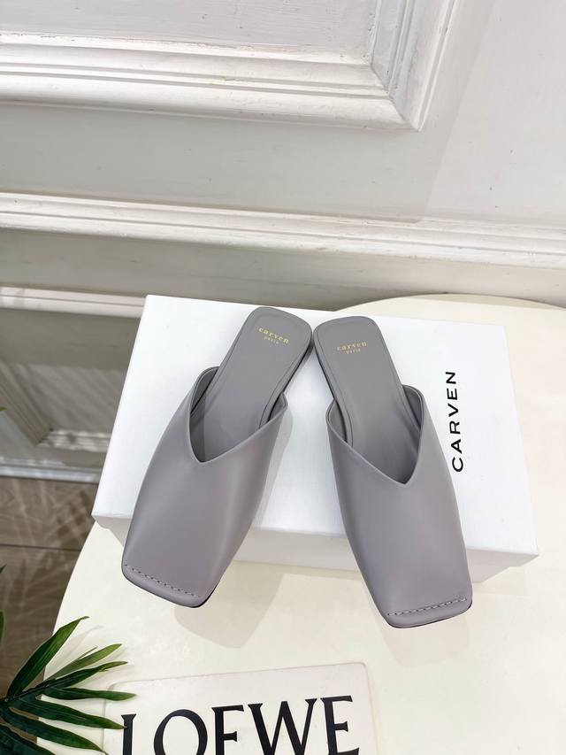 Carven 2025春夏新品 方头穆勒半拖鞋 作为这两年最受欢迎的设计师牌，设计简单、细节巧妙、清新脱俗！ 不想满大街撞款的可以看看这个品牌，比较小众却又是那