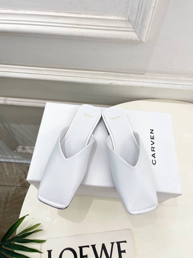 Carven 2025春夏新品 方头穆勒半拖鞋 作为这两年最受欢迎的设计师牌，设计简单、细节巧妙、清新脱俗！ 不想满大街撞款的可以看看这个品牌，比较小众却又是那