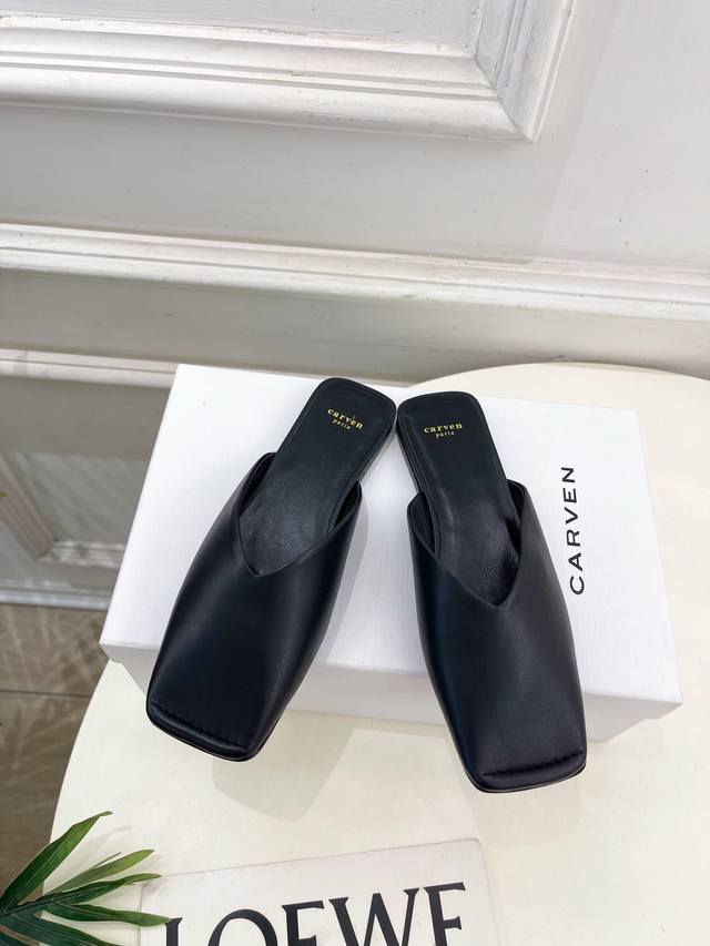 Carven 2025春夏新品 方头穆勒半拖鞋 作为这两年最受欢迎的设计师牌，设计简单、细节巧妙、清新脱俗！ 不想满大街撞款的可以看看这个品牌，比较小众却又是那