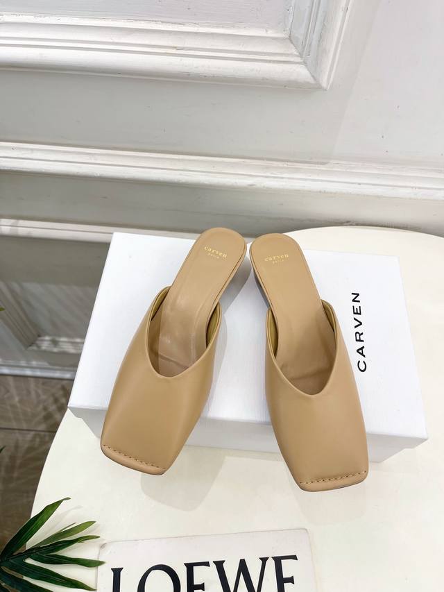Carven 2025春夏新品 方头穆勒半拖鞋 作为这两年最受欢迎的设计师牌，设计简单、细节巧妙、清新脱俗！ 不想满大街撞款的可以看看这个品牌，比较小众却又是那