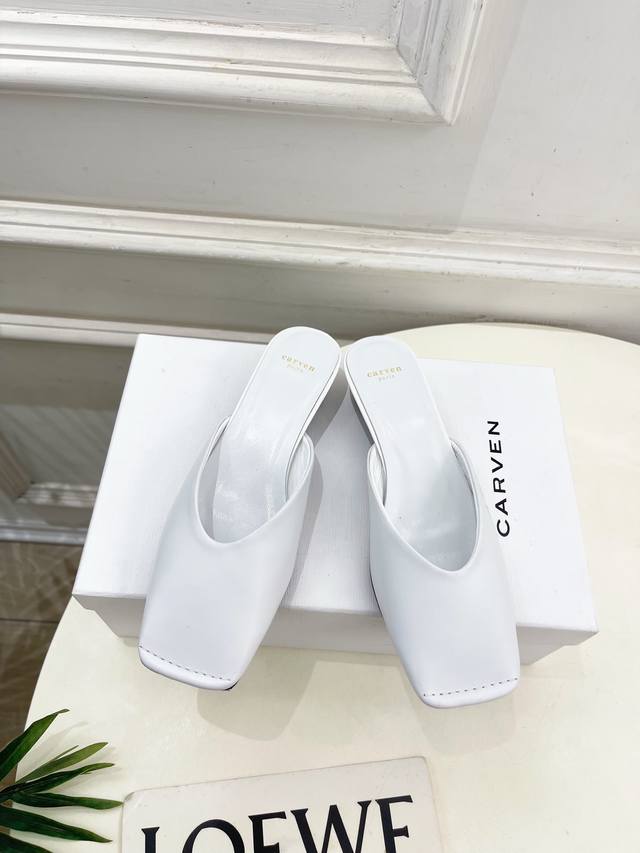 Carven 2025春夏新品 方头穆勒半拖鞋 作为这两年最受欢迎的设计师牌，设计简单、细节巧妙、清新脱俗！ 不想满大街撞款的可以看看这个品牌，比较小众却又是那