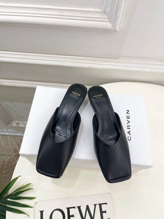 Carven 2025春夏新品 方头穆勒半拖鞋 作为这两年最受欢迎的设计师牌，设计简单、细节巧妙、清新脱俗！ 不想满大街撞款的可以看看这个品牌，比较小众却又是那