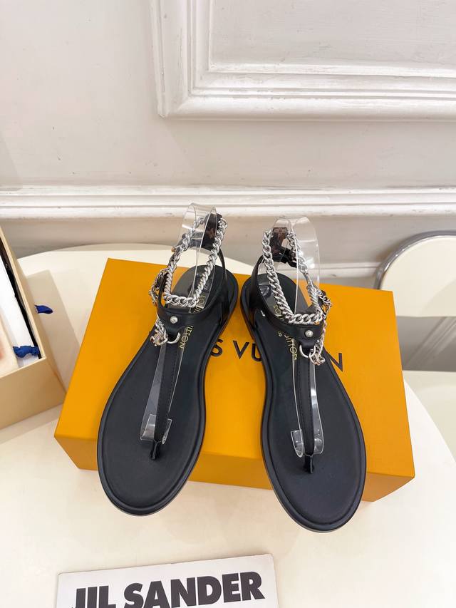 Lv 路易威登 25 2025 春夏新款 顶级版本 专柜主打最新款 Lv Vibe 金属链条人字夹脚凉鞋 系列硬货上新 Bs代购级别！高级感十足！国内外博主刷爆