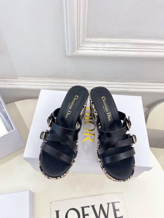 Dior 迪奥 25 2025春夏新品 顶级版本 专柜主打新款 Attitude坡跟凉拖鞋 硬货上新 Bs代购级别！高级感十足！国内外博主刷爆的一款，复古又时髦