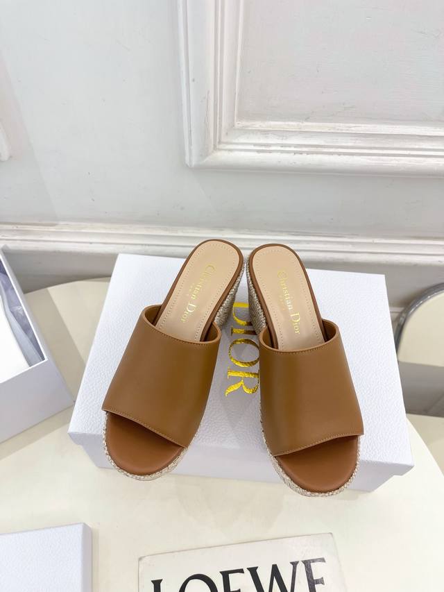 Dior 迪奥 25 2025春夏新品 顶级版本 专柜主打新款 Attitude坡跟凉拖鞋 硬货上新 Bs代购级别！高级感十足！国内外博主刷爆的一款，复古又时髦