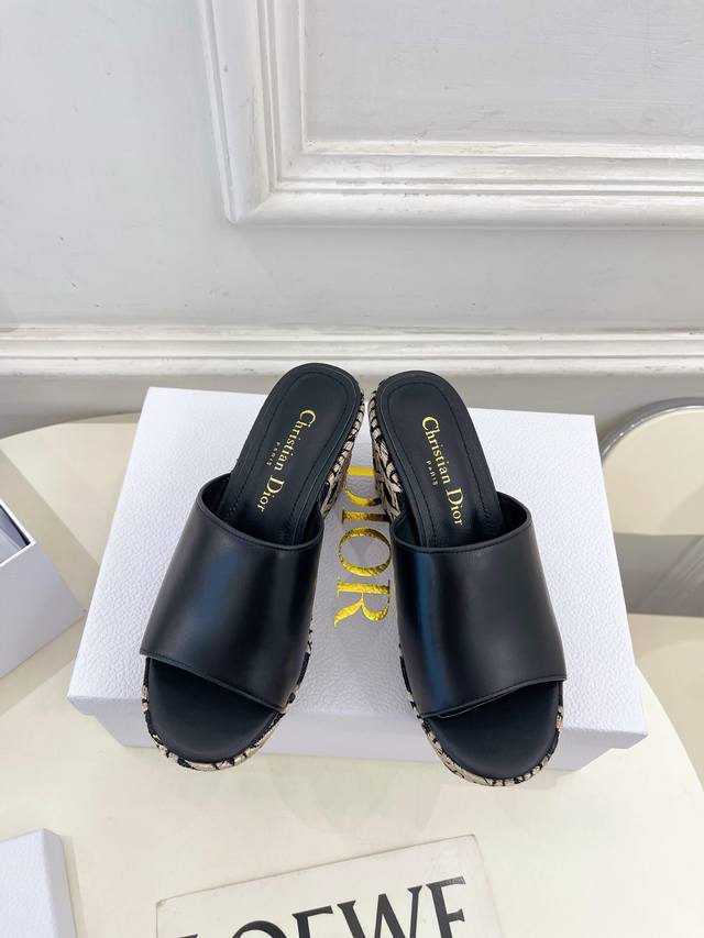 Dior 迪奥 25 2025春夏新品 顶级版本 专柜主打新款 Attitude坡跟凉拖鞋 硬货上新 Bs代购级别！高级感十足！国内外博主刷爆的一款，复古又时髦