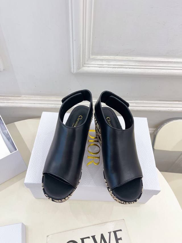 Dior 迪奥 25 2025春夏新品 顶级版本 专柜主打新款 Attitude坡跟凉拖鞋 硬货上新 Bs代购级别！高级感十足！国内外博主刷爆的一款，复古又时髦