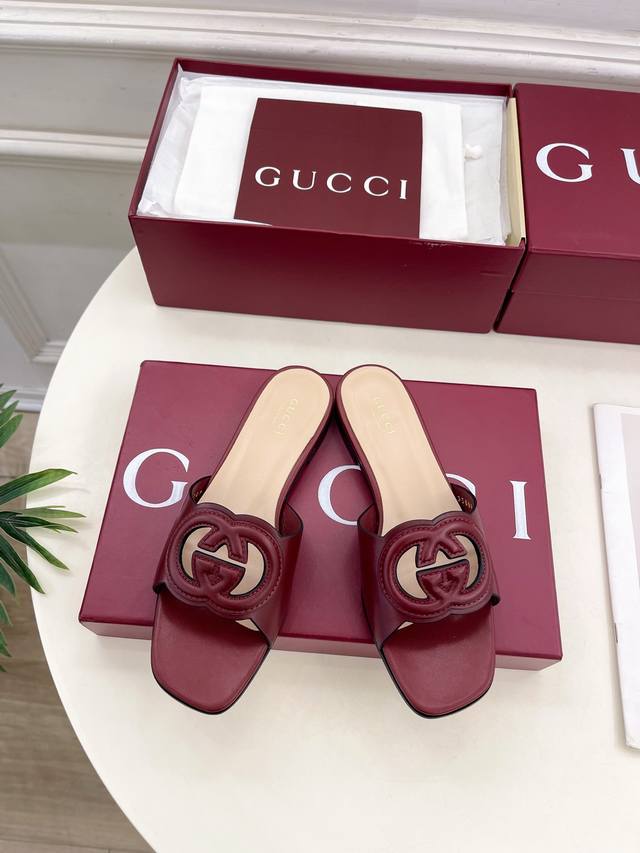 Gucci 古驰 25 G家 主打系列终于面世，狠货值得期待！原有的经典 创造新设计 Bs新款 经典双G镂空平底粗跟拖鞋 代购级别！高级感十足！国内外博主刷爆的