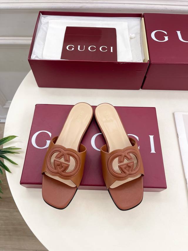 Gucci 古驰 25 G家 主打系列终于面世，狠货值得期待！原有的经典 创造新设计 Bs新款 经典双G镂空平底粗跟拖鞋 代购级别！高级感十足！国内外博主刷爆的
