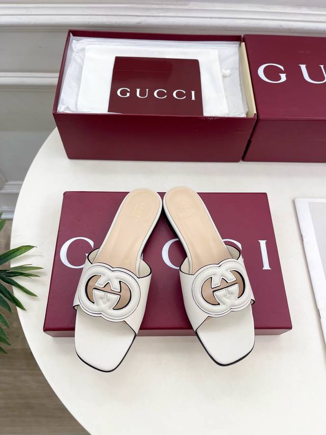 Gucci 古驰 25 G家 主打系列终于面世，狠货值得期待！原有的经典 创造新设计 Bs新款 经典双G镂空平底粗跟拖鞋 代购级别！高级感十足！国内外博主刷爆的