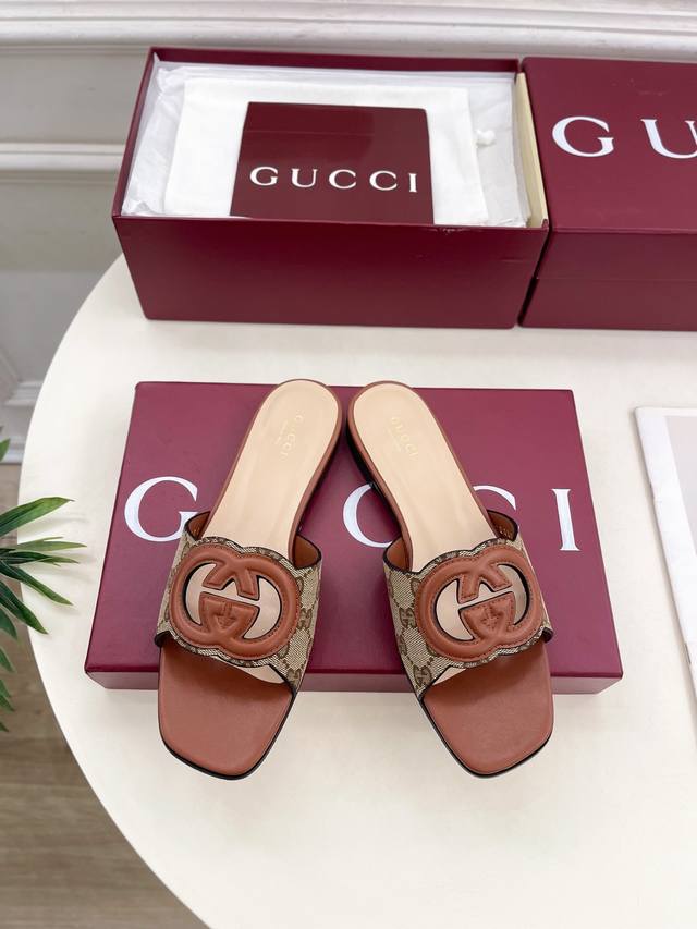 Gucci 古驰 25 G家 主打系列终于面世，狠货值得期待！原有的经典 创造新设计 Bs新款 经典双G镂空平底粗跟拖鞋 代购级别！高级感十足！国内外博主刷爆的