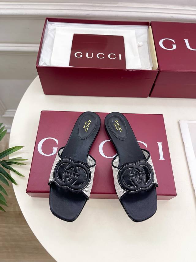Gucci 古驰 25 G家 主打系列终于面世，狠货值得期待！原有的经典 创造新设计 Bs新款 经典双G镂空平底粗跟拖鞋 代购级别！高级感十足！国内外博主刷爆的