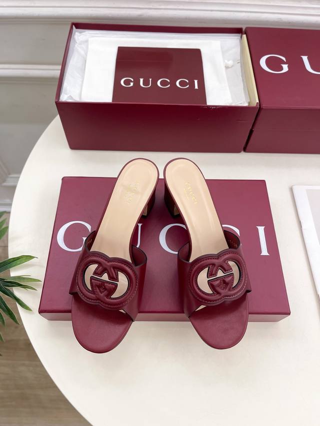 Gucci 古驰 25 G家 主打系列终于面世，狠货值得期待！原有的经典 创造新设计 Bs新款 经典双G镂空平底粗跟拖鞋 代购级别！高级感十足！国内外博主刷爆的