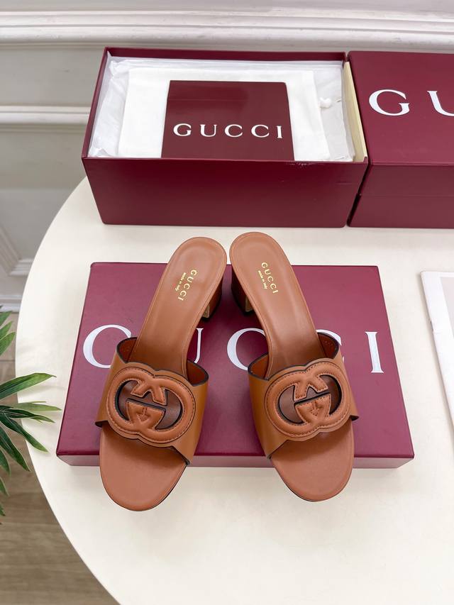 Gucci 古驰 25 G家 主打系列终于面世，狠货值得期待！原有的经典 创造新设计 Bs新款 经典双G镂空平底粗跟拖鞋 代购级别！高级感十足！国内外博主刷爆的