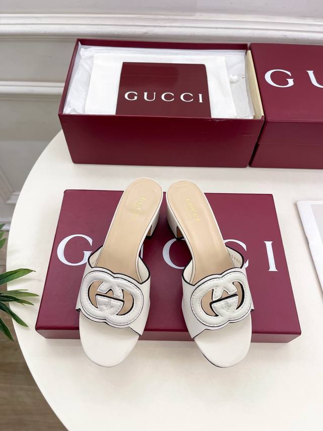 Gucci 古驰 25 G家 主打系列终于面世，狠货值得期待！原有的经典 创造新设计 Bs新款 经典双G镂空平底粗跟拖鞋 代购级别！高级感十足！国内外博主刷爆的