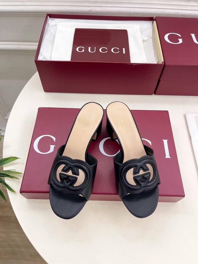 Gucci 古驰 25 G家 主打系列终于面世，狠货值得期待！原有的经典 创造新设计 Bs新款 经典双G镂空平底粗跟拖鞋 代购级别！高级感十足！国内外博主刷爆的