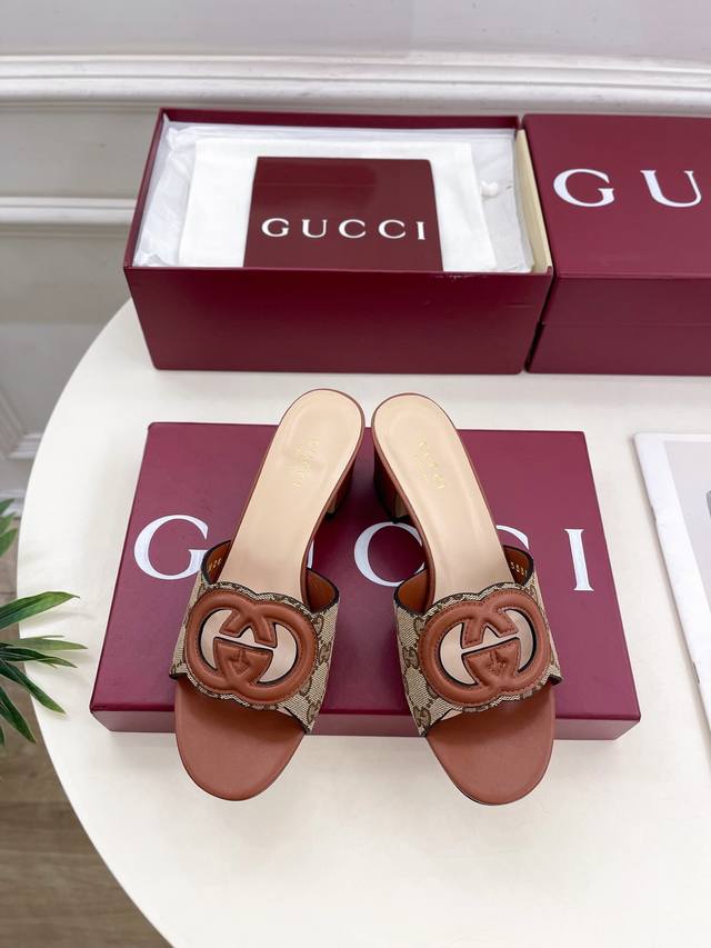 Gucci 古驰 25 G家 主打系列终于面世，狠货值得期待！原有的经典 创造新设计 Bs新款 经典双G镂空平底粗跟拖鞋 代购级别！高级感十足！国内外博主刷爆的