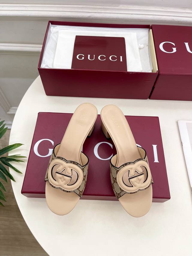 Gucci 古驰 25 G家 主打系列终于面世，狠货值得期待！原有的经典 创造新设计 Bs新款 经典双G镂空平底粗跟拖鞋 代购级别！高级感十足！国内外博主刷爆的