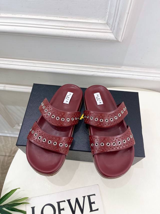 Alaa 阿莱亚25Ss春夏新品 镂空鸡眼休闲平底鞋 Alaa作为这两年最受欢迎的鬼才设计师品牌，设计简单、奢华的质感让你爱不释手 不想满大街撞款的可以看看这个