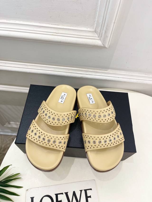 Alaa 阿莱亚25Ss春夏新品 镂空鸡眼休闲平底鞋 Alaa作为这两年最受欢迎的鬼才设计师品牌，设计简单、奢华的质感让你爱不释手 不想满大街撞款的可以看看这个