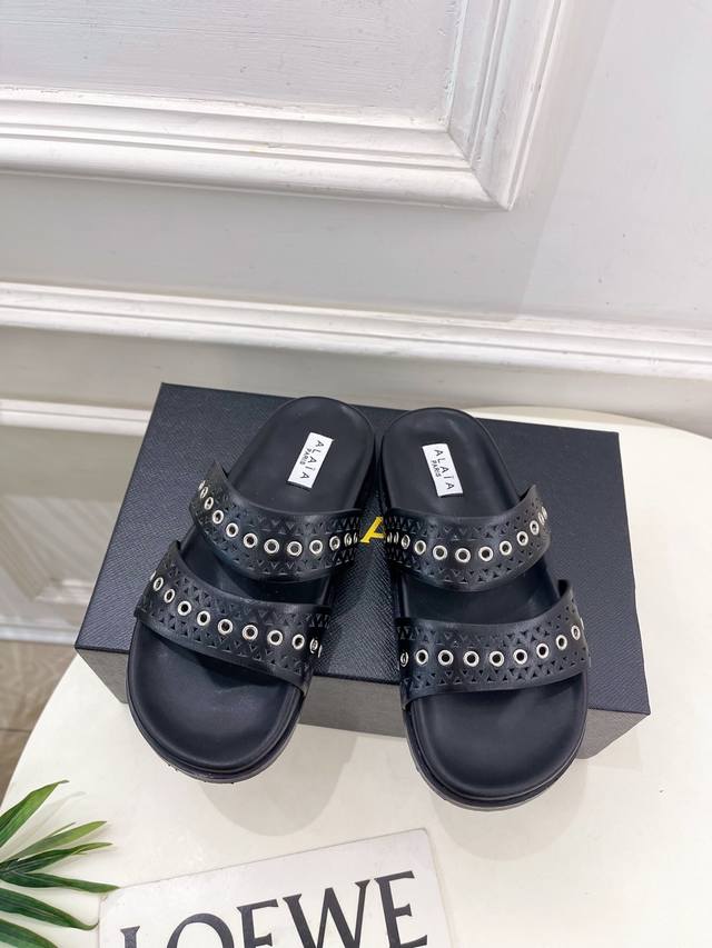 Alaa 阿莱亚25Ss春夏新品 镂空鸡眼休闲平底鞋 Alaa作为这两年最受欢迎的鬼才设计师品牌，设计简单、奢华的质感让你爱不释手 不想满大街撞款的可以看看这个