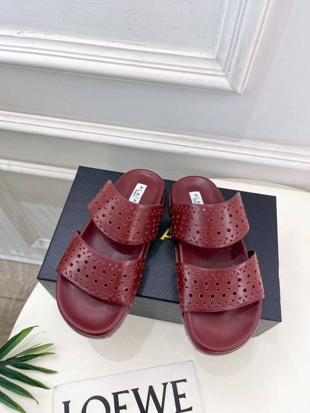 Alaa 阿莱亚25Ss春夏新品 镂空休闲平底鞋 Alaa作为这两年最受欢迎的鬼才设计师品牌，设计简单、奢华的质感让你爱不释手 不想满大街撞款的可以看看这个品牌