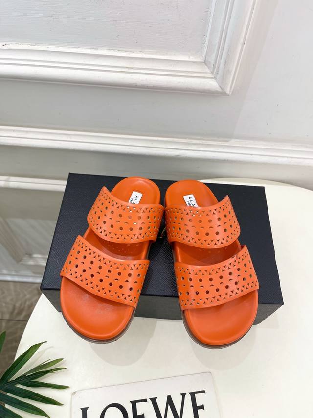 Alaa 阿莱亚25Ss春夏新品 镂空休闲平底鞋 Alaa作为这两年最受欢迎的鬼才设计师品牌，设计简单、奢华的质感让你爱不释手 不想满大街撞款的可以看看这个品牌