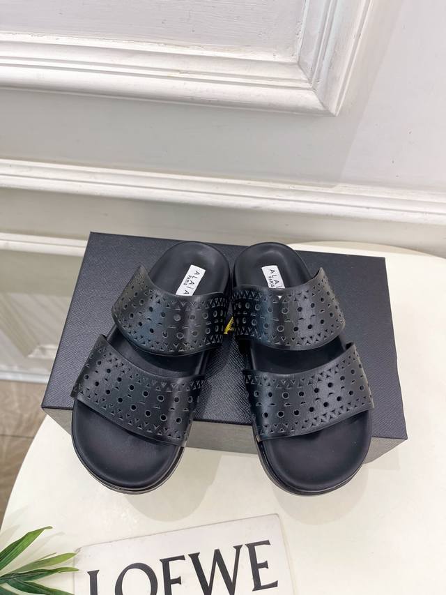 Alaa 阿莱亚25Ss春夏新品 镂空休闲平底鞋 Alaa作为这两年最受欢迎的鬼才设计师品牌，设计简单、奢华的质感让你爱不释手 不想满大街撞款的可以看看这个品牌