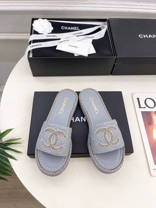 小香 25 2025 春夏新品 专柜经典款 小香双C菱格链条拖鞋系列上新 Bs时尚圈的绝绝子 搭配将演绎着细致 极简 永不褪去的经典元素 展现与众不同的穿搭风格